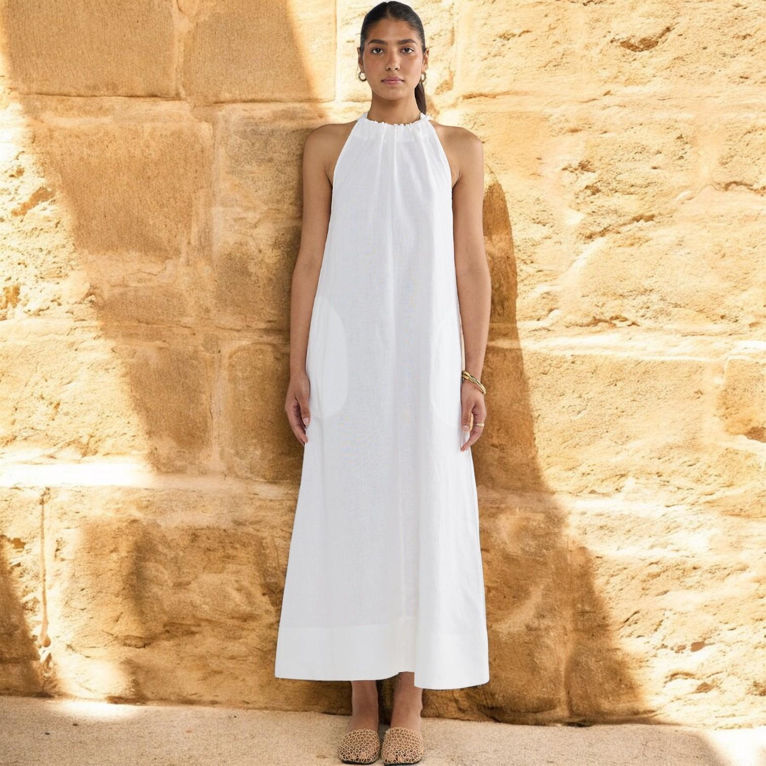 שמלכת חוף אלגנטית עם חגורת ליינן ללוק קייצי אלגנטי