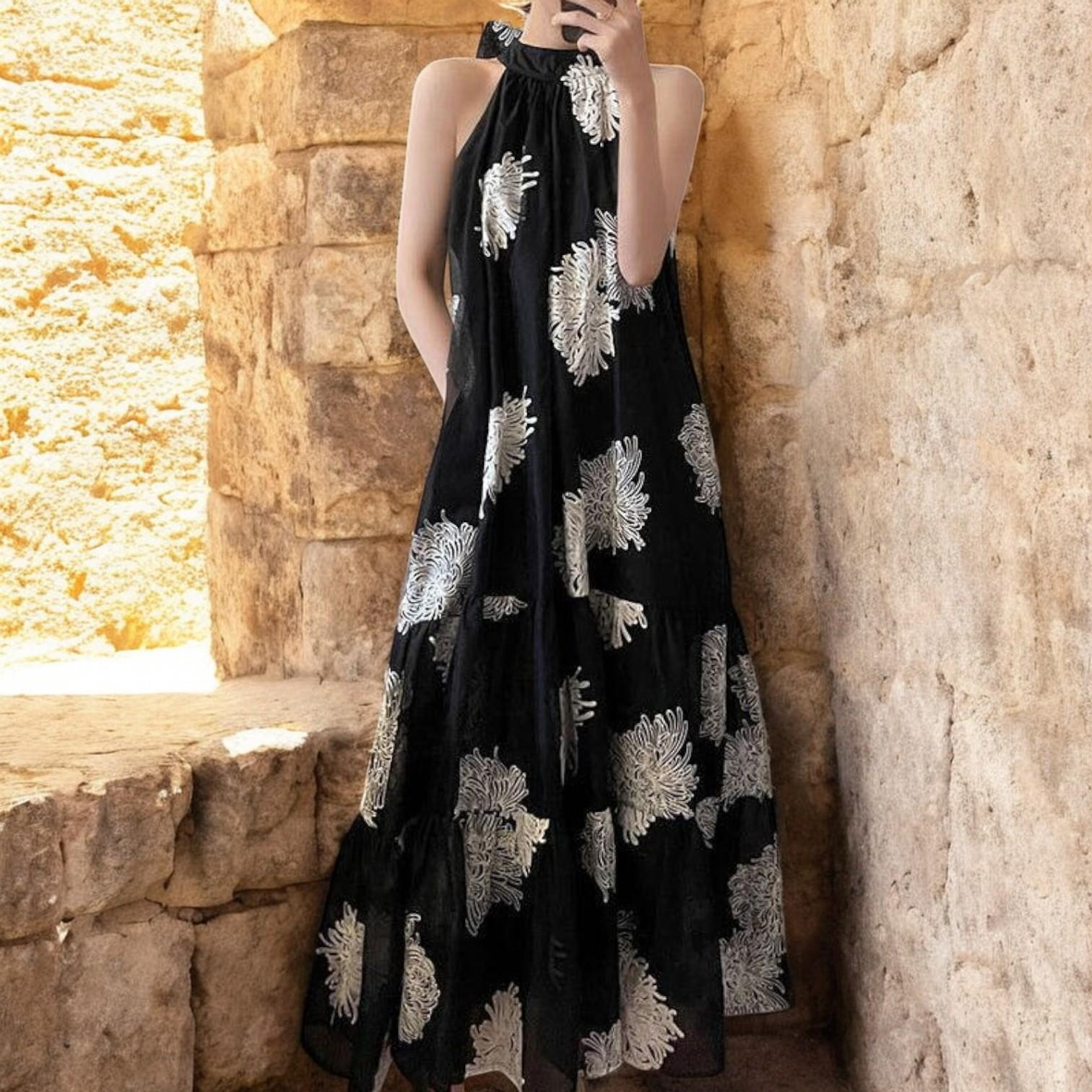 שמלמת כותנה שחורה אלגנטית עם תפרים בצד הכתף לקיץ